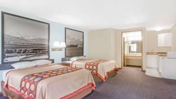 Habitación de hotel con dos camas, un baño y vistas a las montañas.