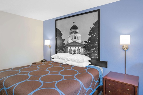 Room, 1 King Bed, Non Smoking | Iron/ironing board, free cribs/infant beds, free WiFi, bed sheets