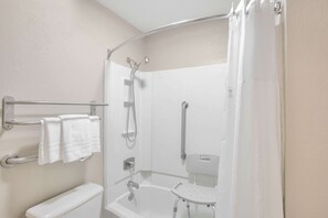 Ensemble baignoire-douche, serviettes fournies