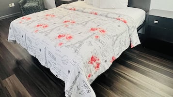 Design Single Room, 1 King Bed, Non Smoking | Desk, laptop workspace, free WiFi, bed sheets