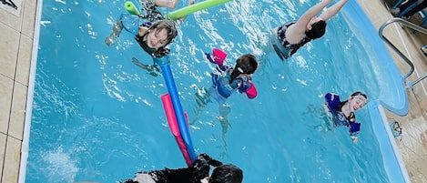 Piscine couverte, accÚs possible de 09 h 00 à 23 h 00, chaises longues
