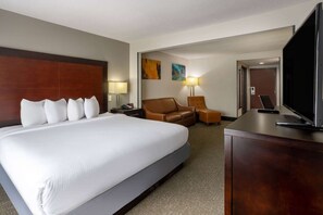 In-room safe, desk, laptop workspace, blackout drapes - Wingate by Wyndham Atlanta Galleria/Ballpark (Atlanta)