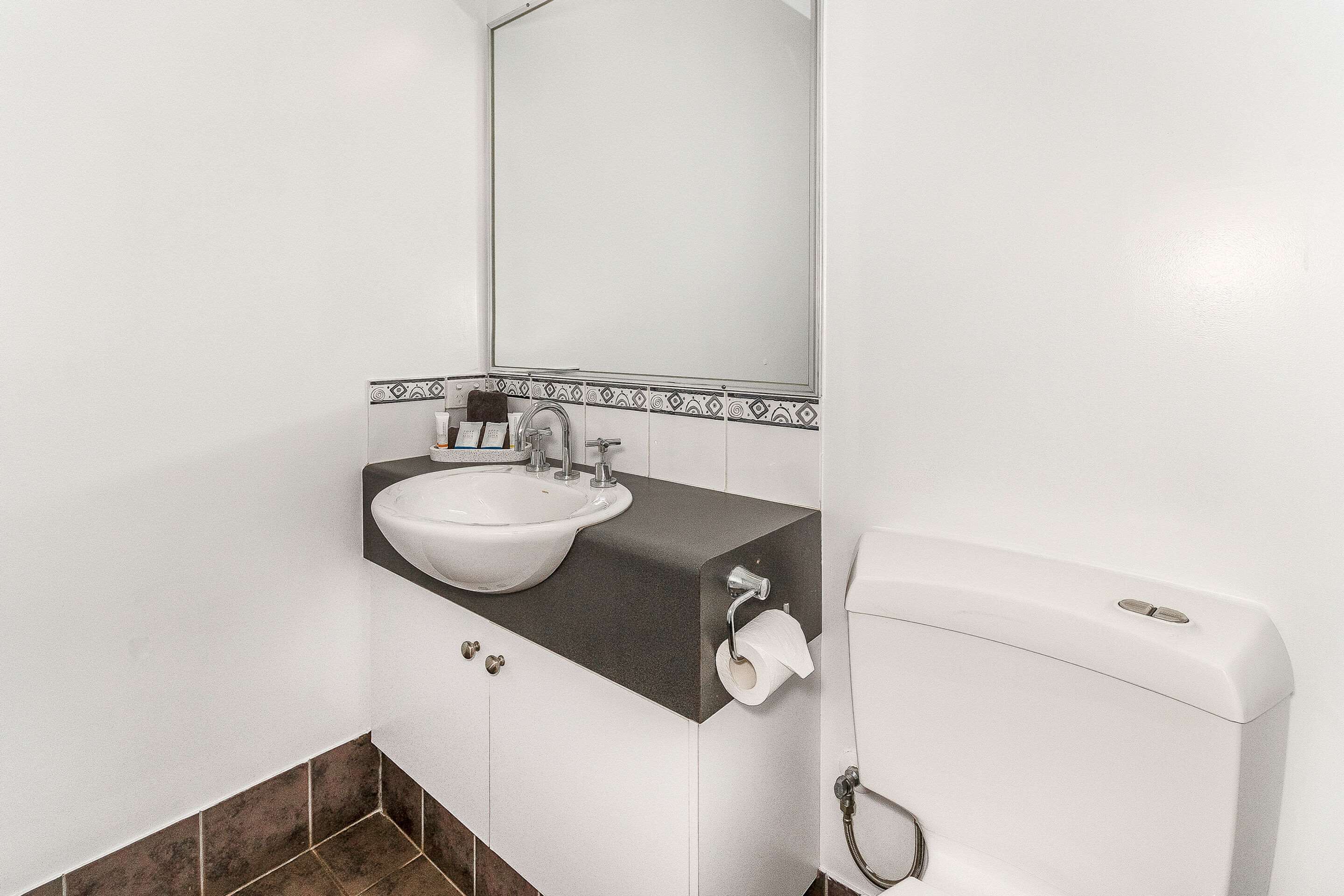 suite, 1 bedroom, non smoking | bathroom | shower, free toiletries, hair dryer, towels