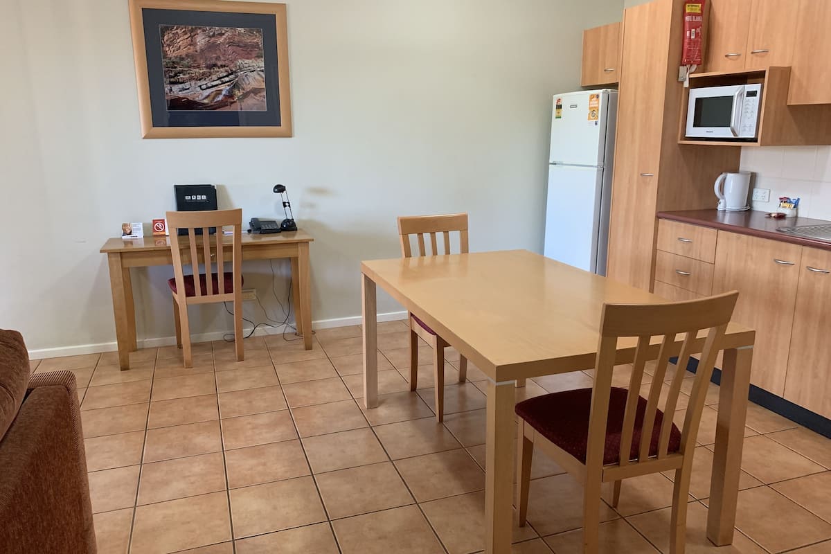 full-sized fridge, microwave, oven, stovetop