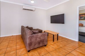 Executive Suite, Non Smoking | 1 bedroom, desk, laptop workspace, iron/ironing board - Comfort Inn & Suites Karratha (Nickol)