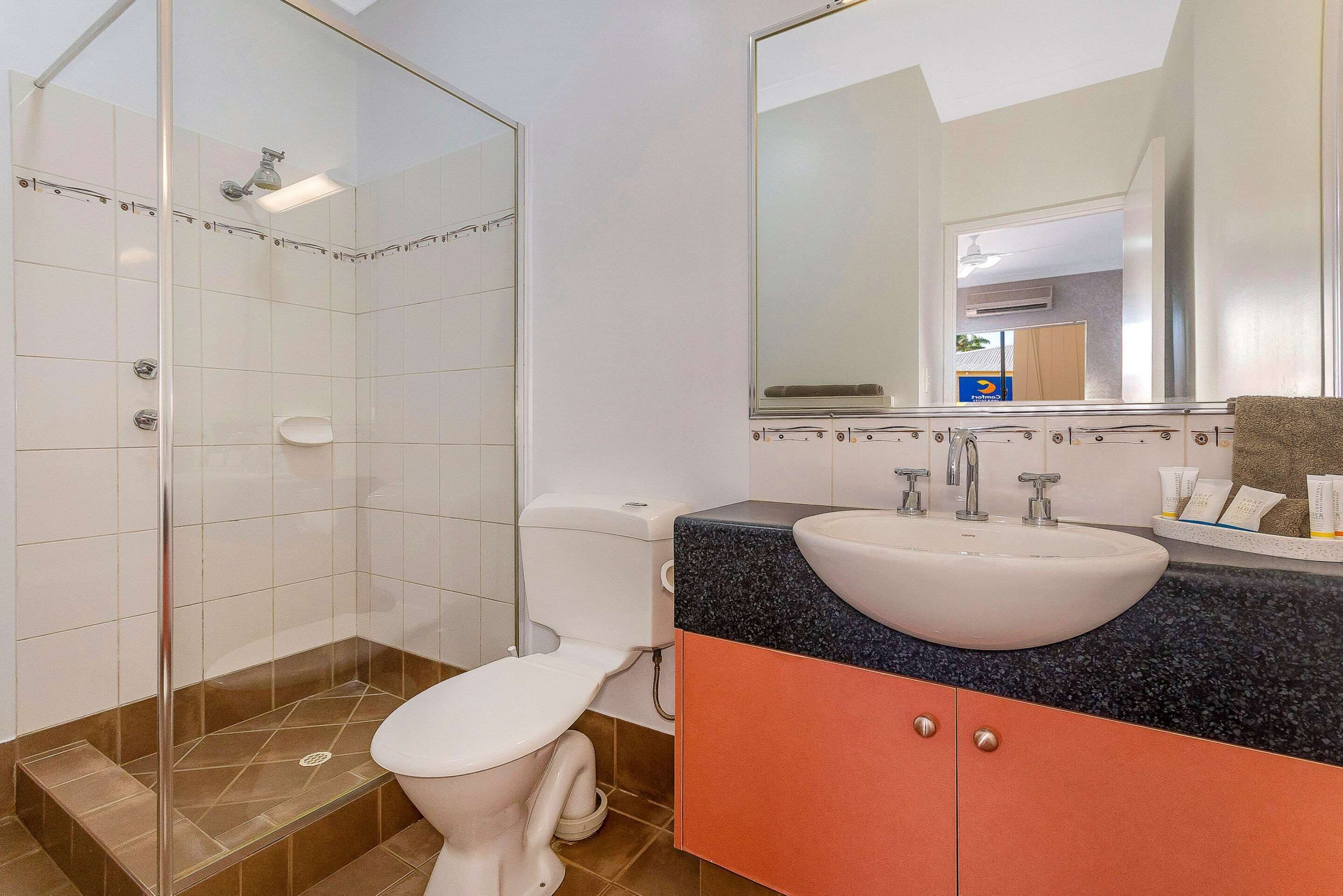 executive suite, non smoking | bathroom | shower, free toiletries, hair dryer, towels