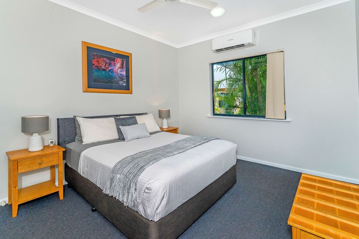suite, 1 bedroom, non smoking | desk, laptop workspace, iron/ironing board, cots/infant beds