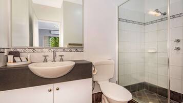 Suite, 1 Bedroom, Non Smoking | Bathroom | Shower, free toiletries, hair dryer, towels