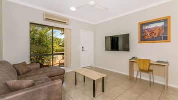 Suite, 1 habitación, no fumadores | 1 dormitorio, escritorio, espacio para trabajar con un portátil
