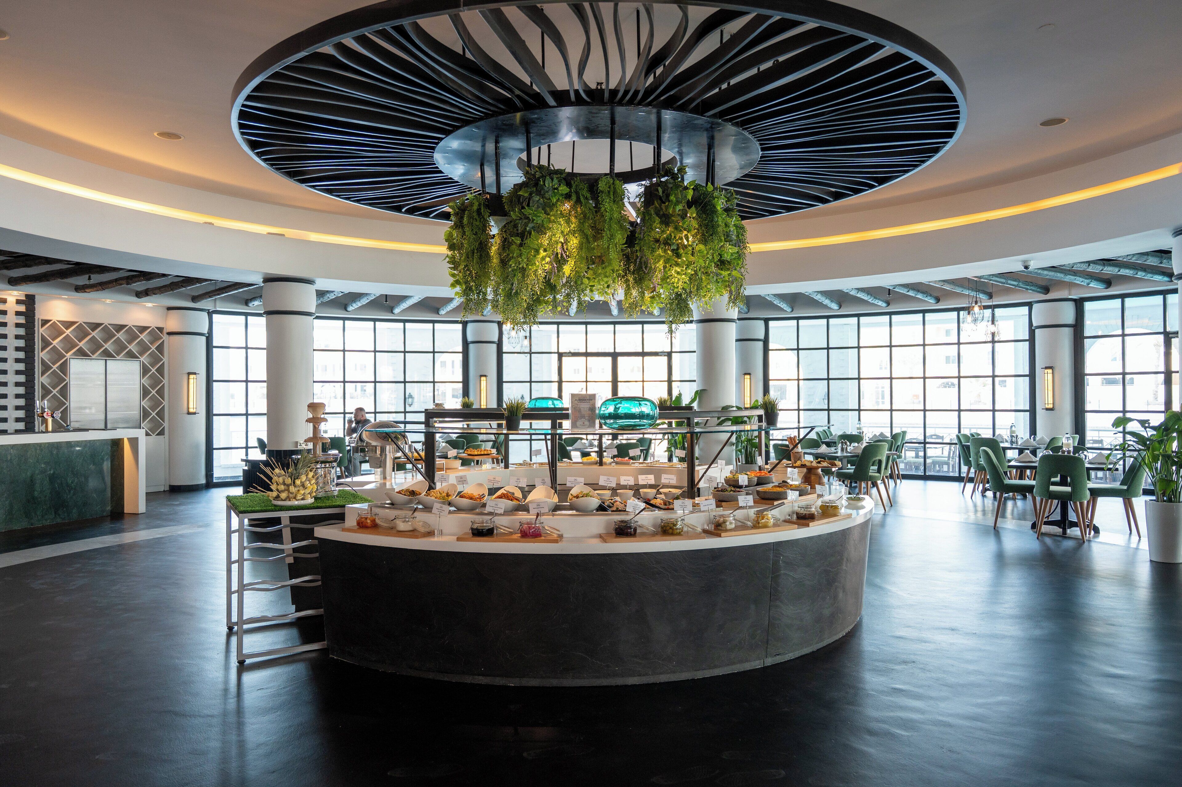 4 restaurants, lunch served