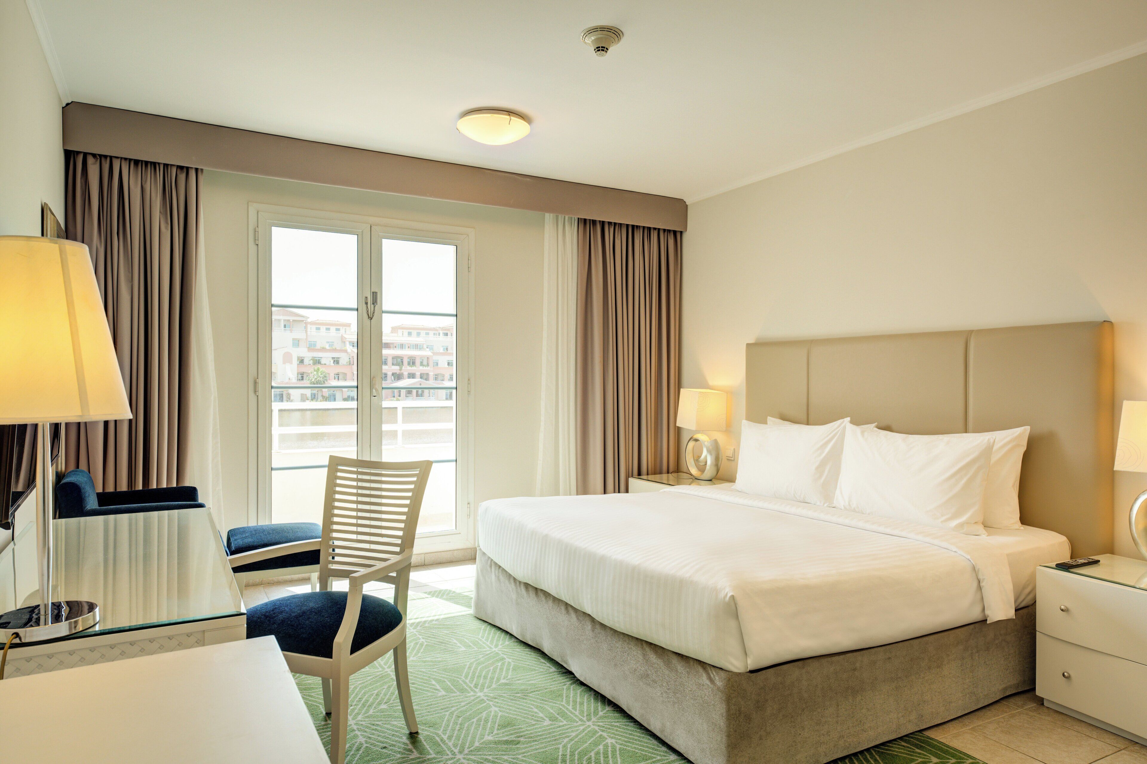 公寓, 2 間臥室, 湖景 | 迷你吧、客房內保險箱、書桌、隔音