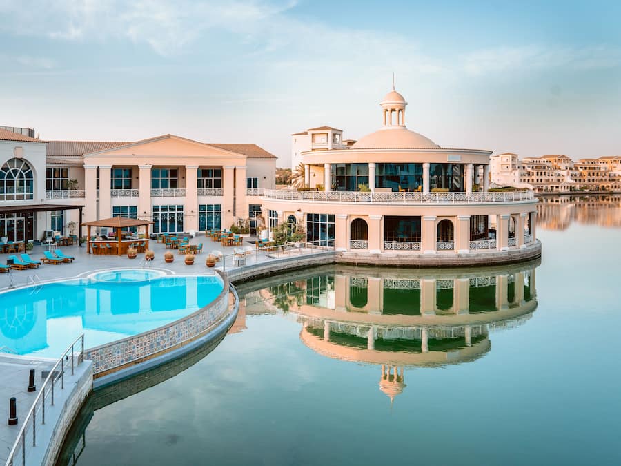 Piscina externa, guarda-sóis, espreguiçadeiras