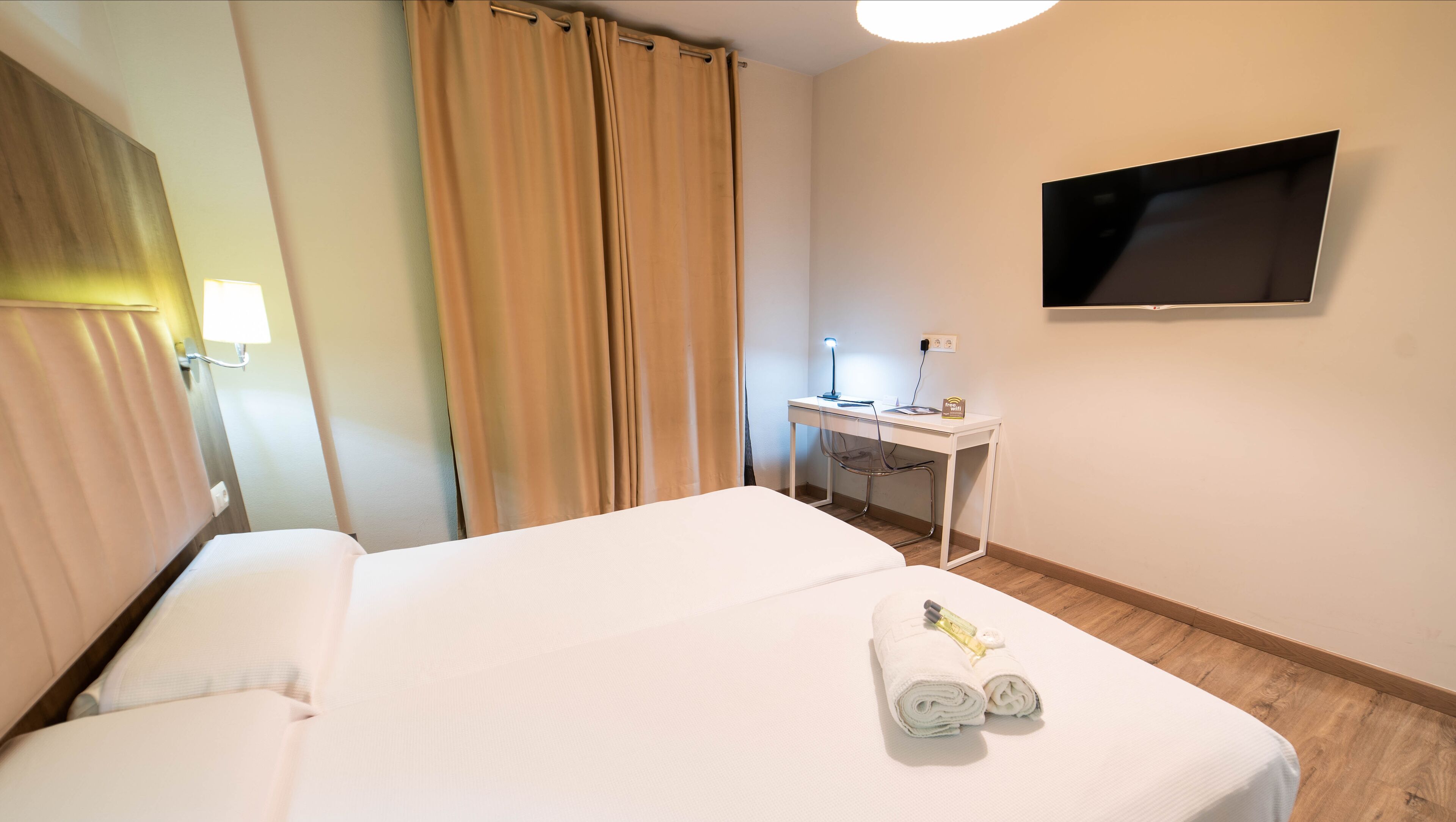 standard twin room | 1 bedroom, minibar, in-room safe, desk