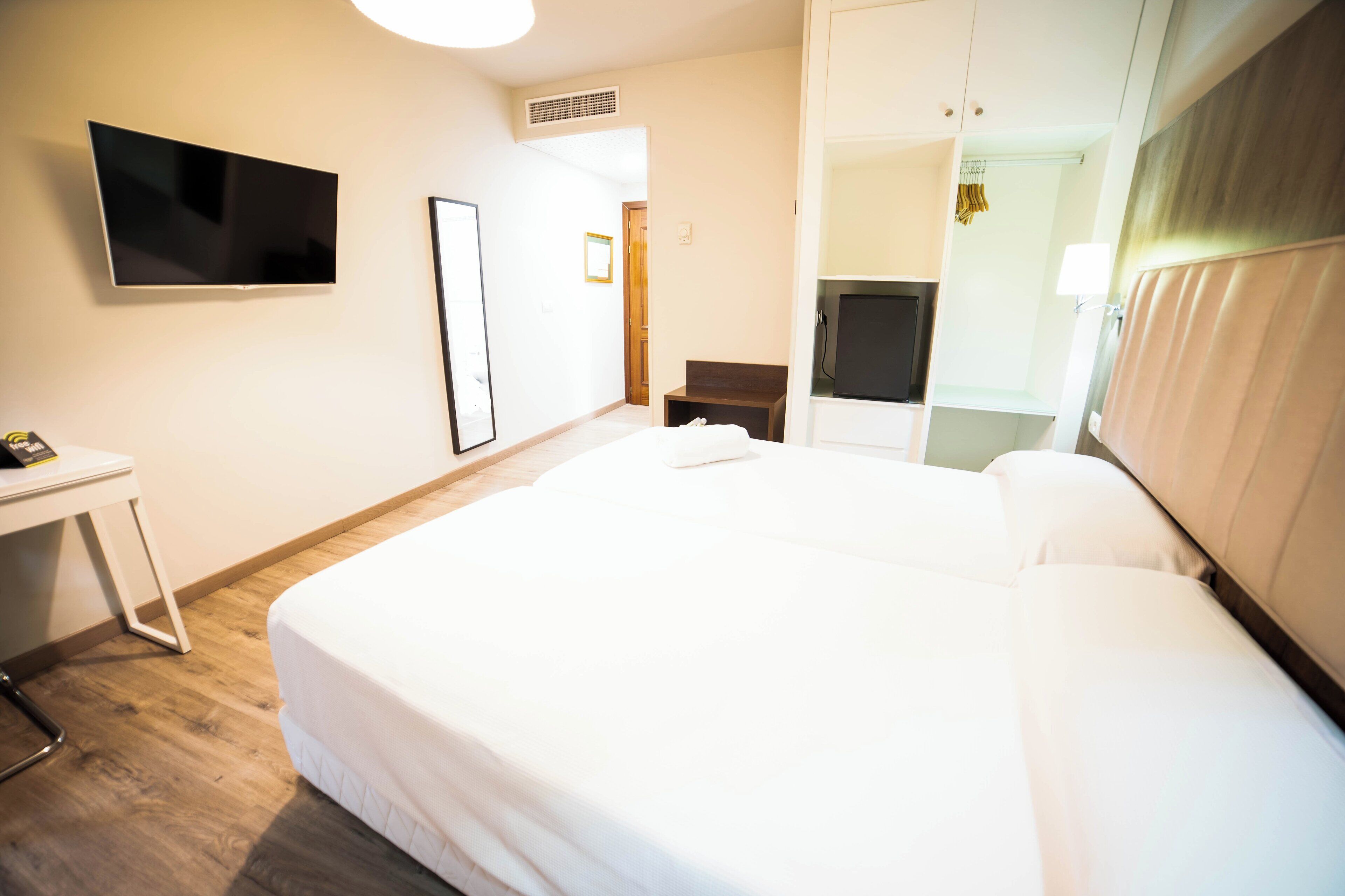 double room with extra bed | 1 bedroom, minibar, in-room safe, desk
