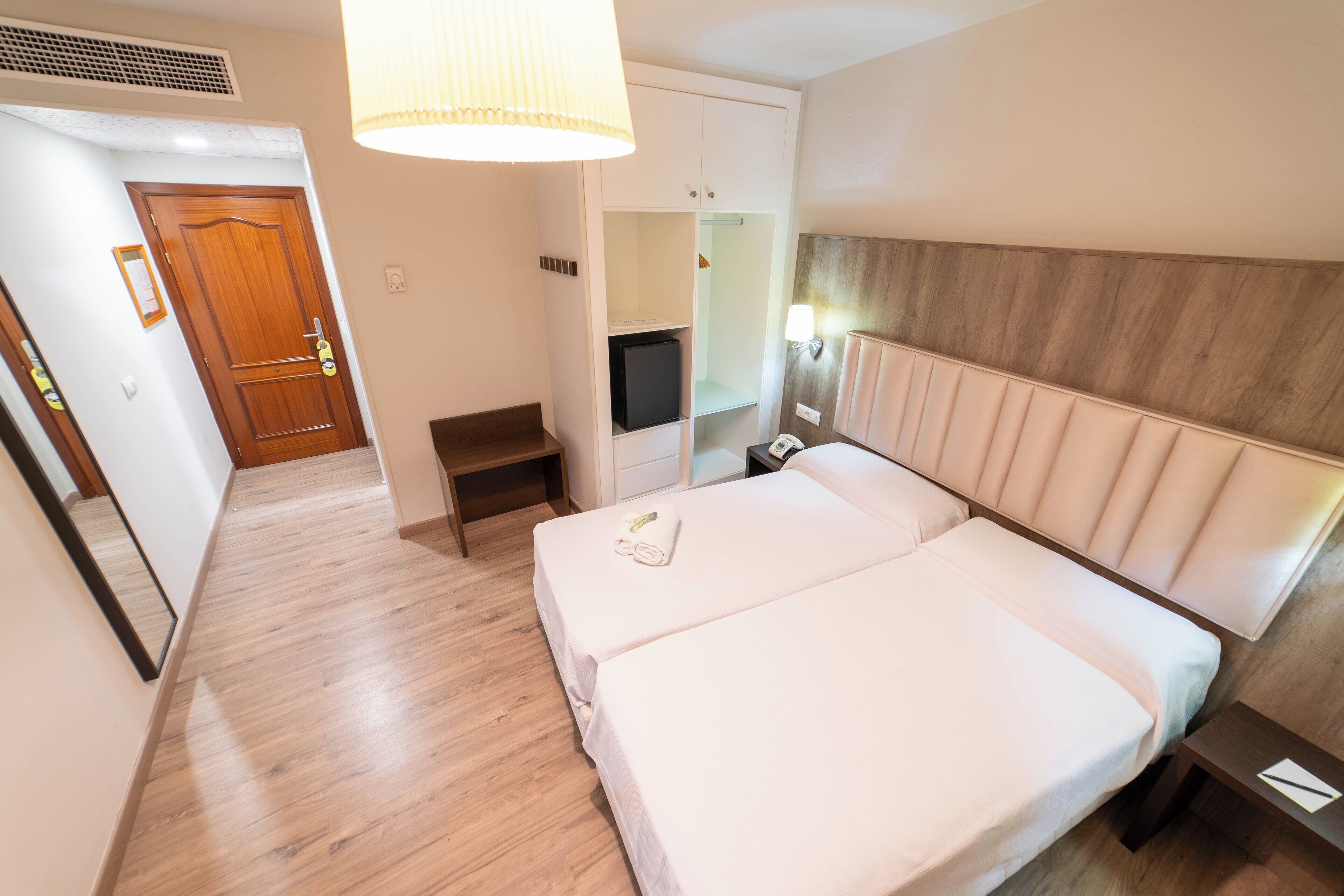 double room with extra bed | 1 bedroom, minibar, in-room safe, desk