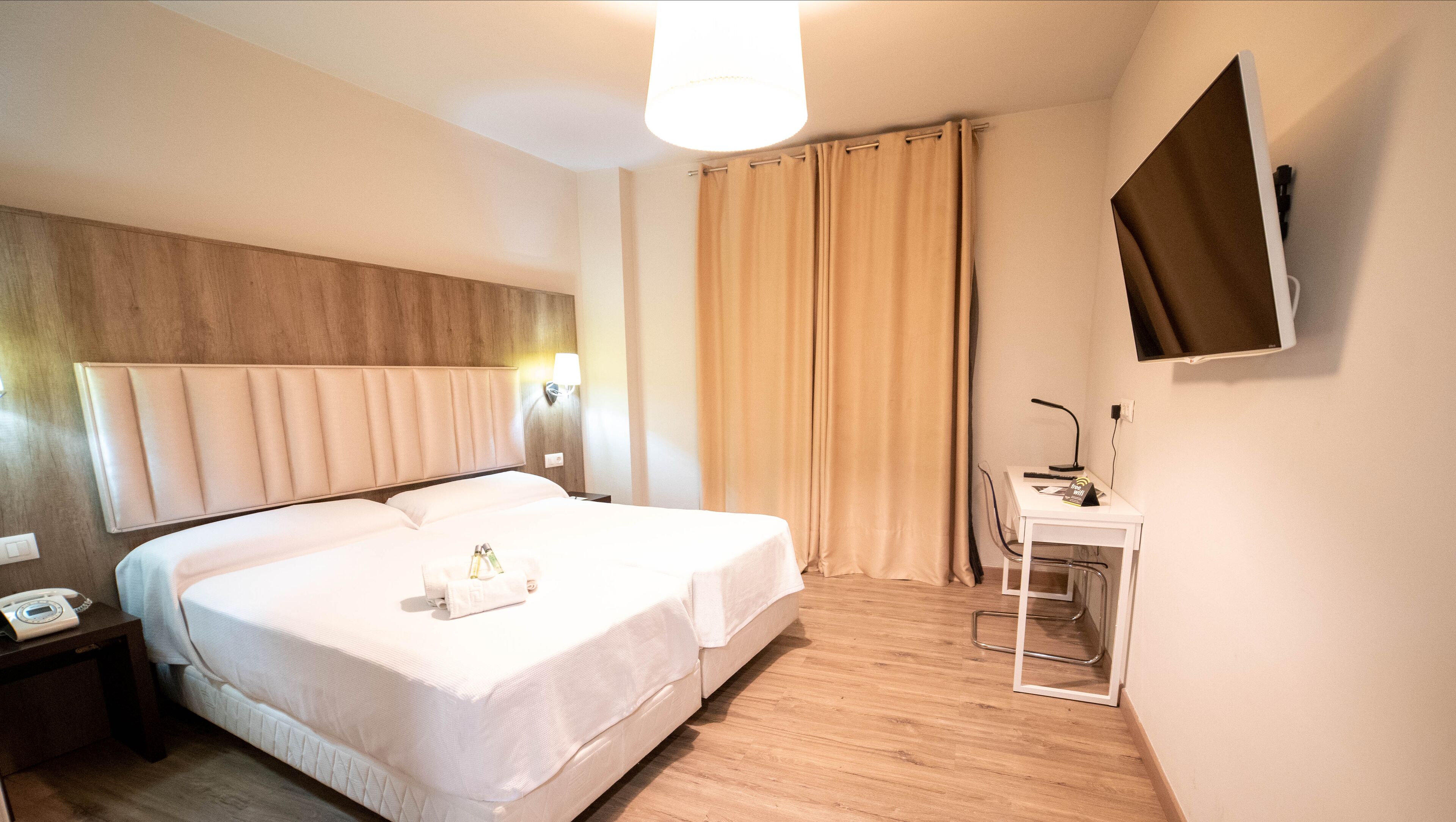 standard twin room | 1 bedroom, minibar, in-room safe, desk