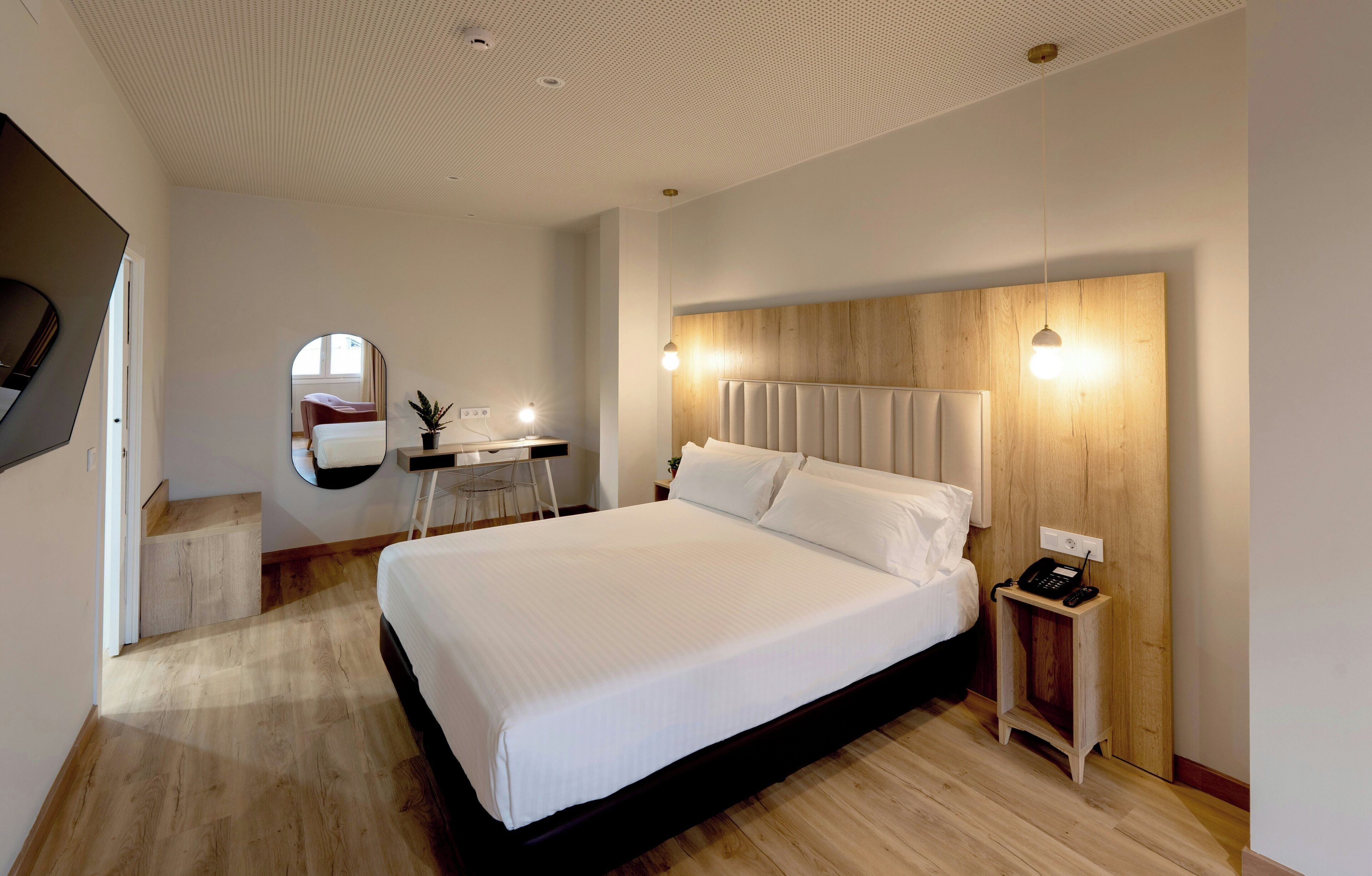 1 camera, minibar, una cassaforte in camera, una scrivania