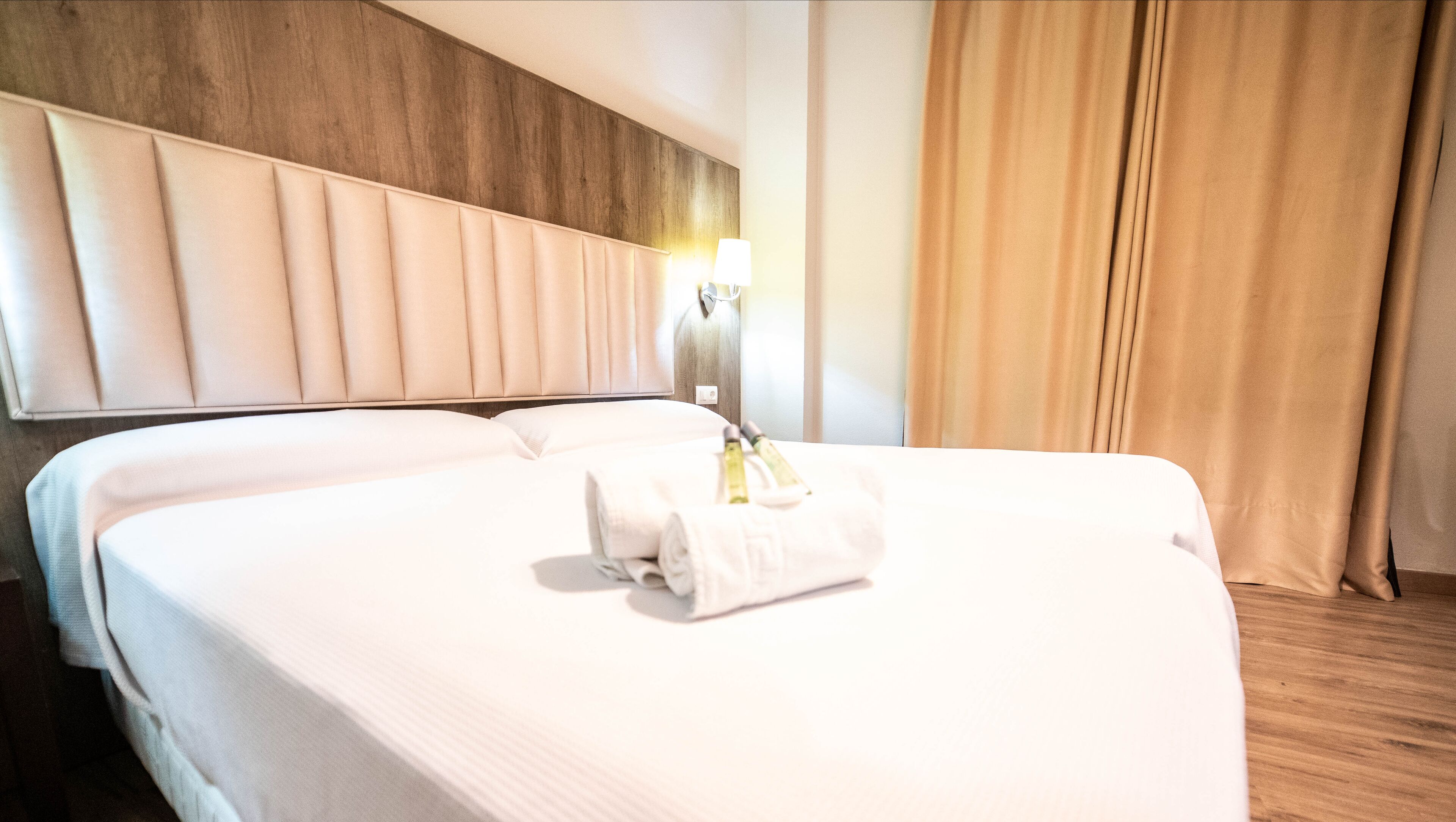 standard twin room | 1 bedroom, minibar, in-room safe, desk