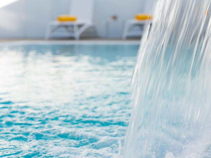 Piscina a l'aire lliure de temporada i gandules