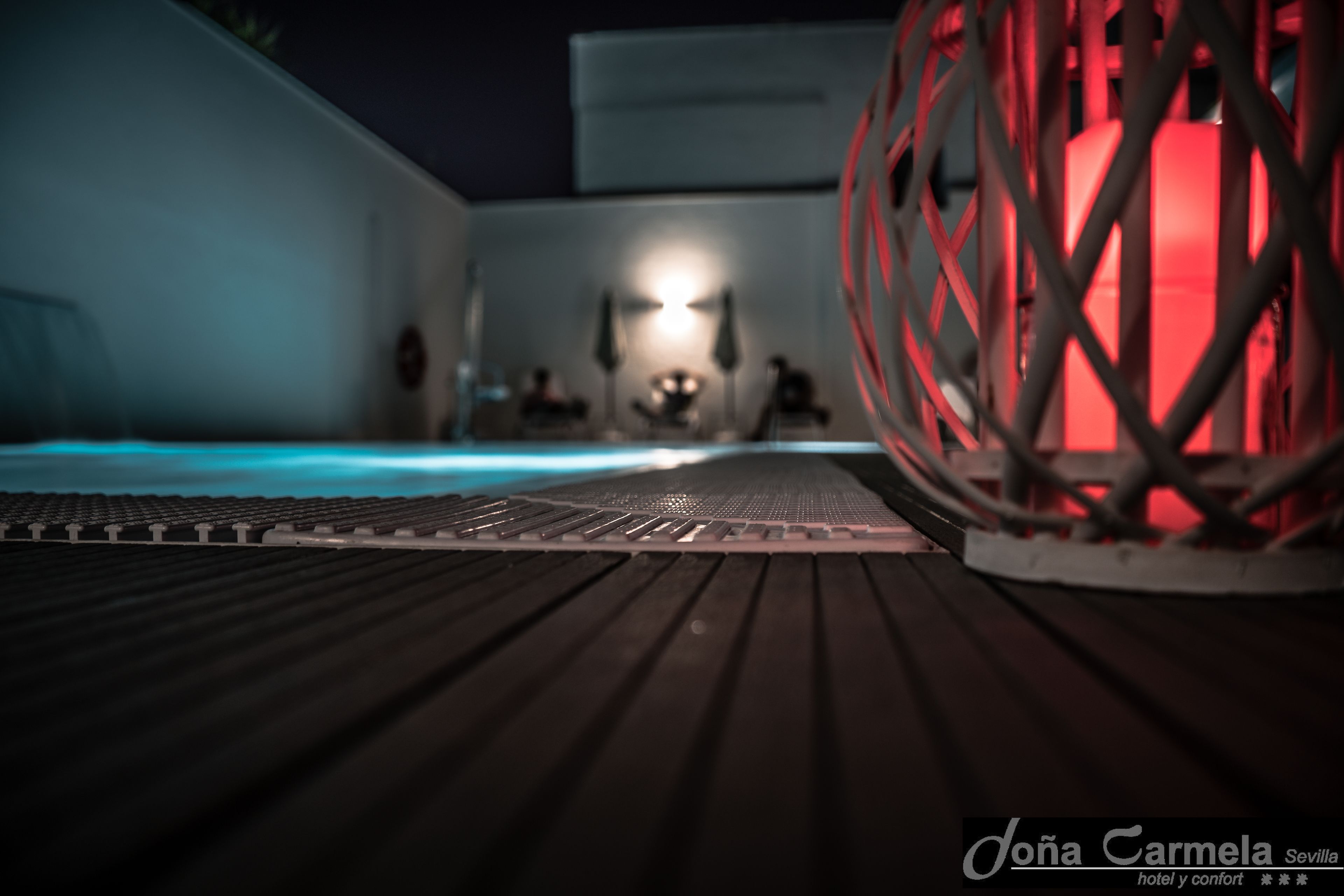 seasonal outdoor pool, pool loungers