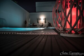 Una piscina al aire libre de temporada, tumbonas