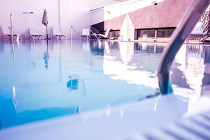 Außenpool (je nach Saison geöffnet), Liegestühle