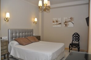 1 quarto, frigobar, cofres nos quartos, escrivaninha