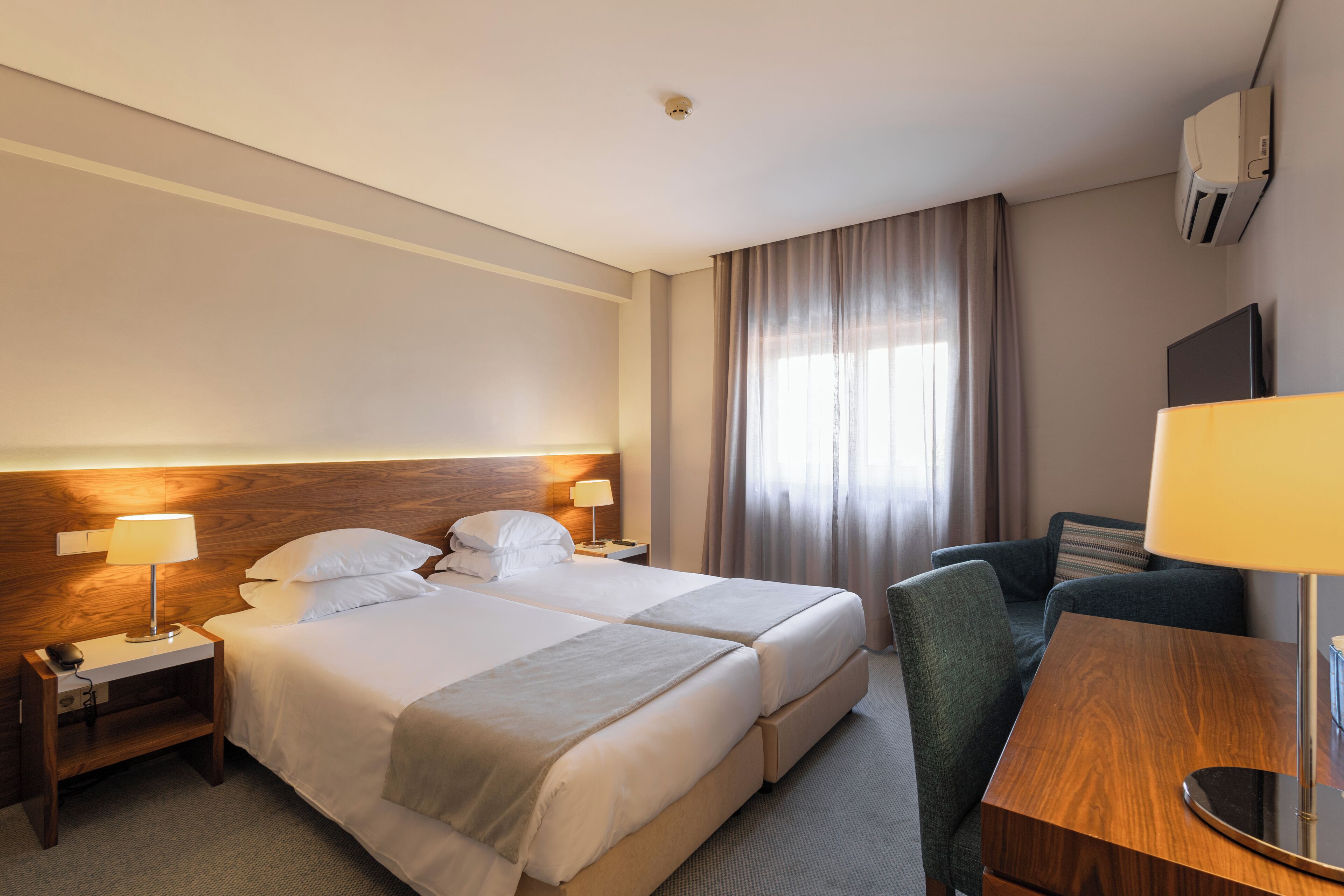 Escritorio, cortinas blackout, wifi gratis y ropa de cama 