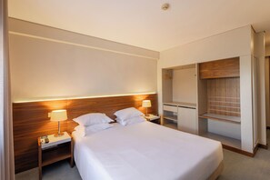Superior Room, City View | Desk, blackout drapes, free WiFi, bed sheets - Hotel Navarras (Amarante)