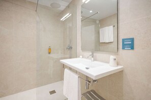Superior Room, Terrace, City View | Bathroom | Free toiletries, hair dryer, bidet, towels - Hotel Navarras (Amarante)