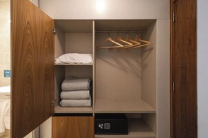 标准房, 2 张单人床 | 办公桌、遮光窗帘、免费 WiFi、床单