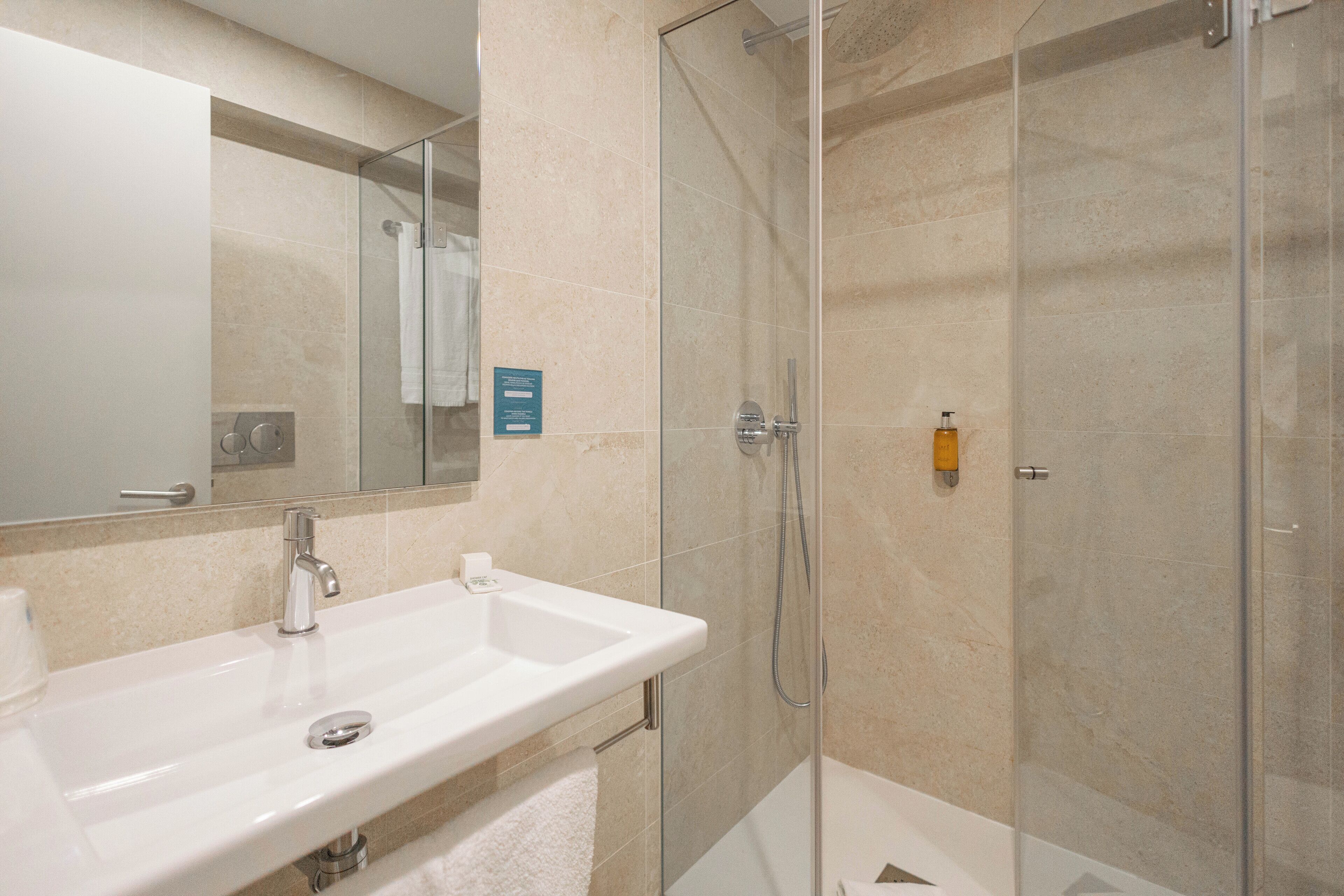superior room, city view | bathroom | free toiletries, hair dryer, bidet, towels
