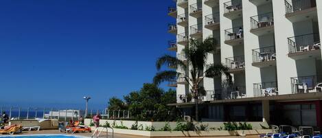 Piscine extérieure, parasols de plage