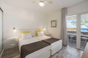 Superior Studio, Sea View | Desk, laptop workspace, blackout drapes, iron/ironing board - Florasol Residence Hotel (Funchal)