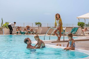 Udendørs pool, åben fra kl. 08.00 til kl. 20.00, parasoller