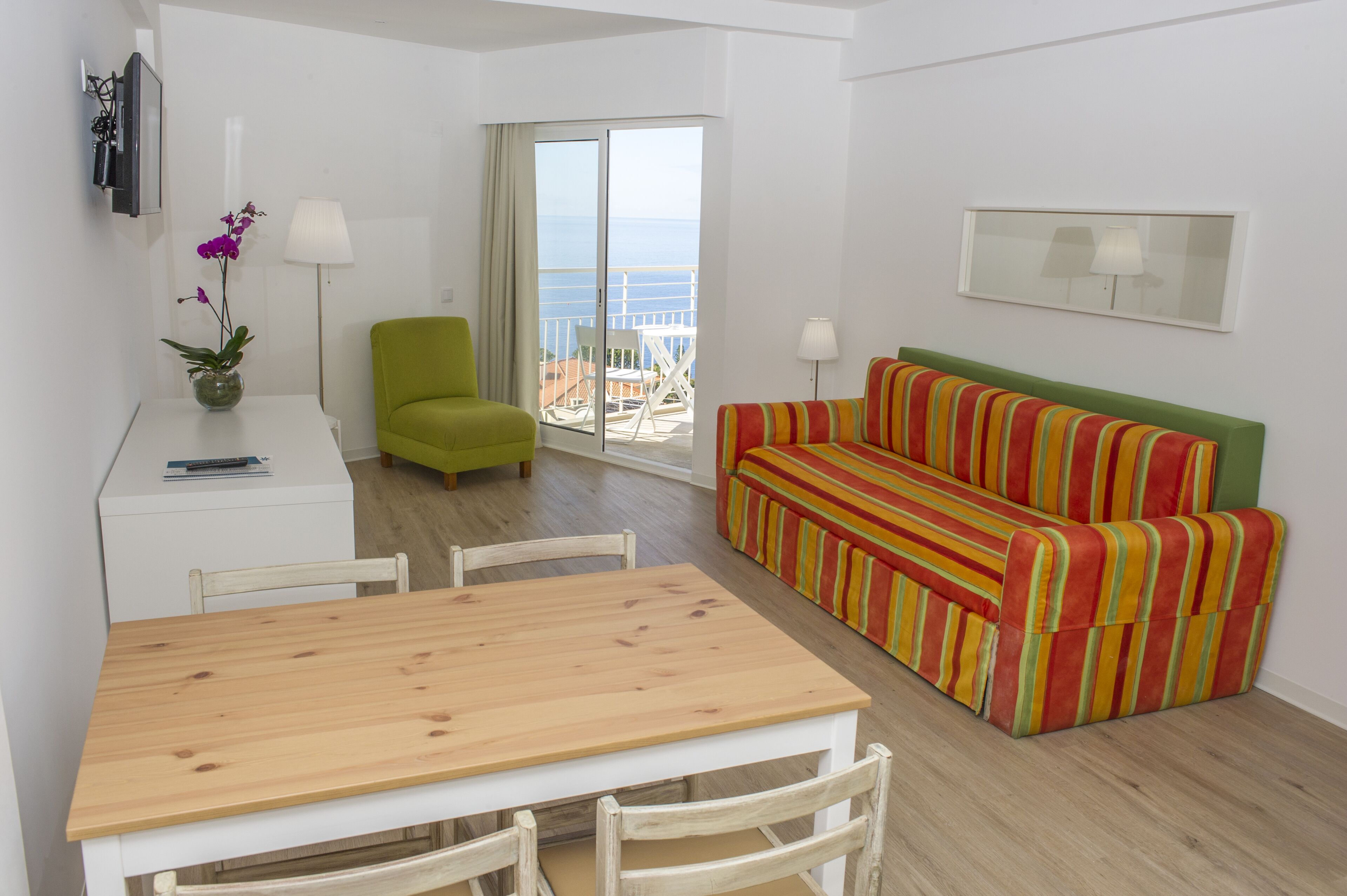 패밀리 아파트, 침실 1개, 부분 바다 전망 | 거실 | 평면 TV