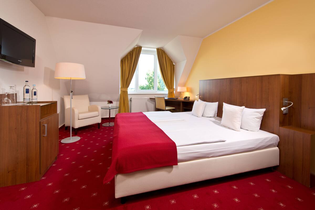 Standard Double Room | Hypo-allergenic bedding available, minibar, in-room safe, desk