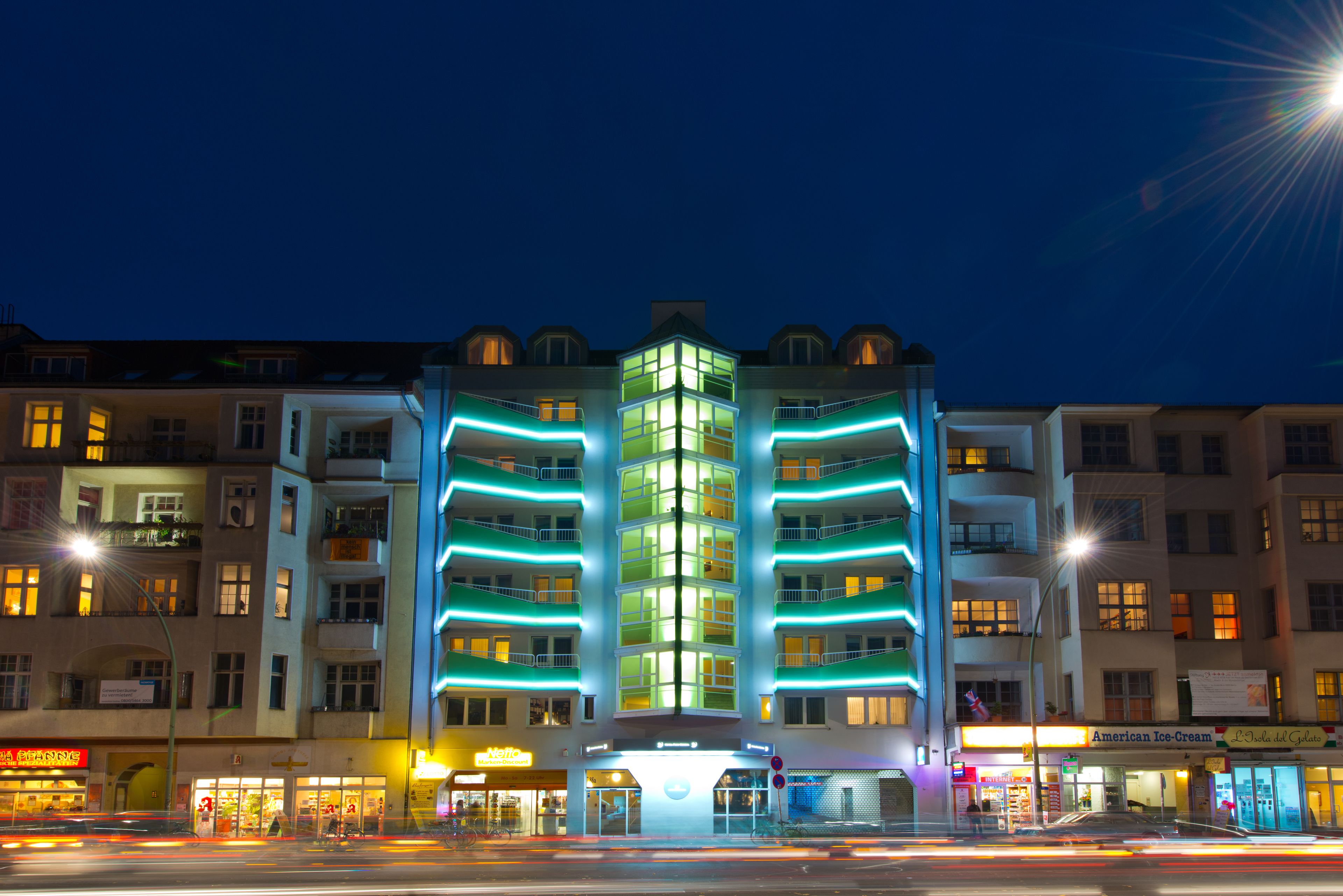 Voorkant accommodatie - avond/nacht