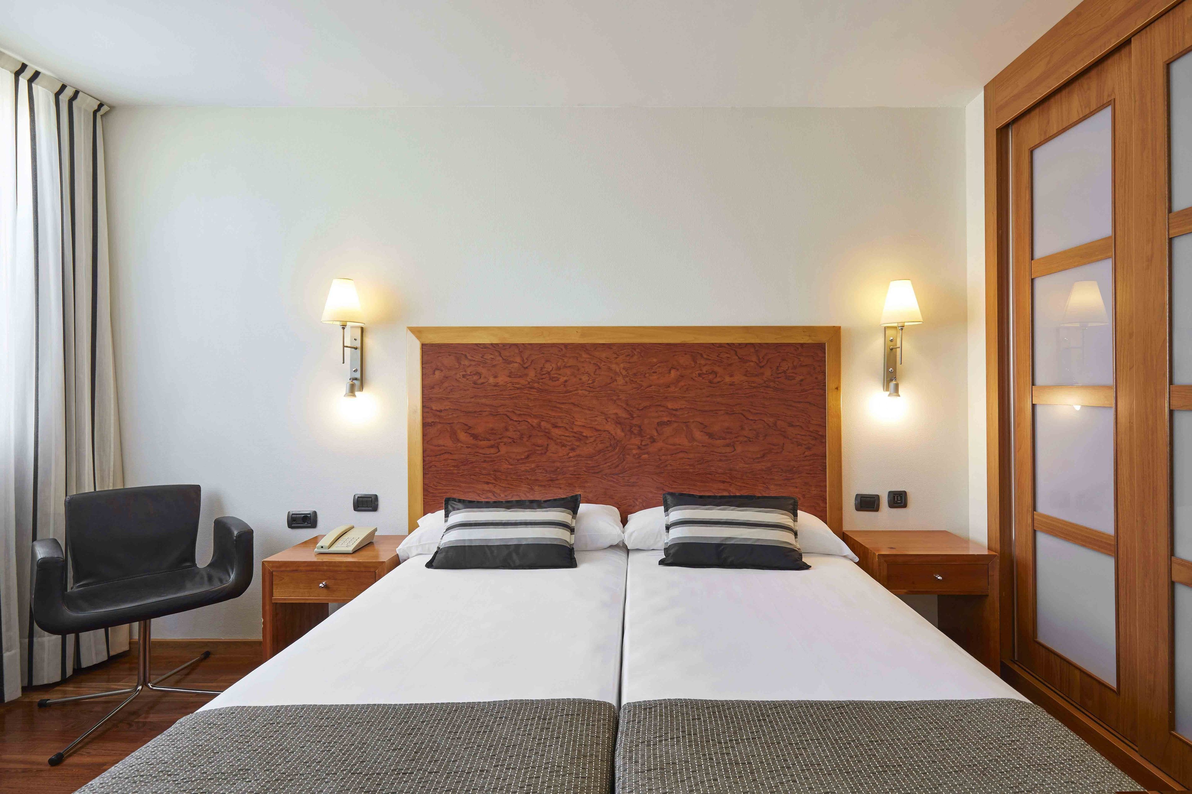 standard double or twin room | minibar, in-room safe, desk, soundproofing