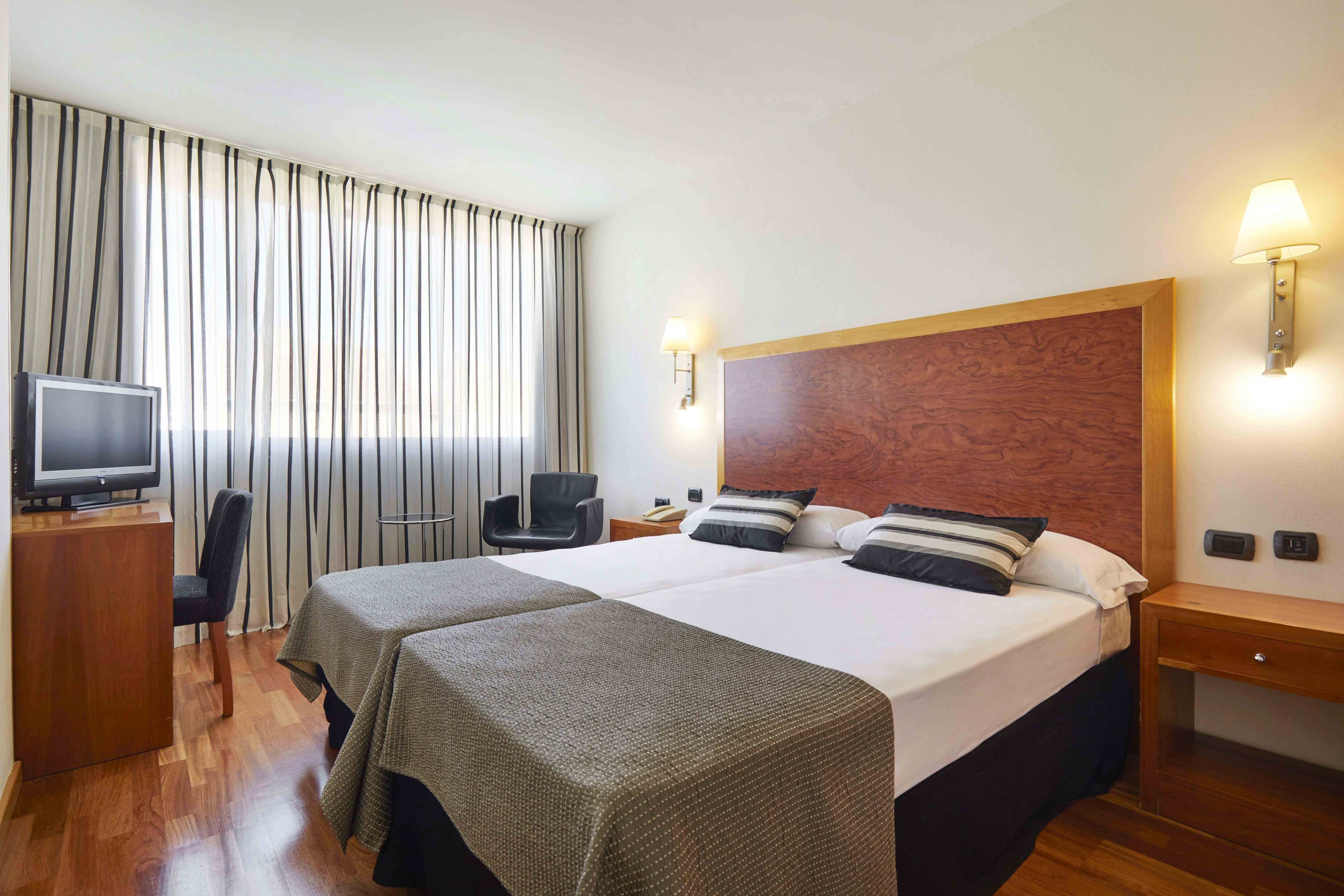 Standard-Doppel- oder -Zweibettzimmer | Minibar, Zimmersafe, Schreibtisch, schallisolierte Zimmer