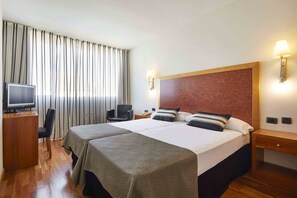 Standard Double or Twin Room | Bar mini, peti besi dalam bilik, meja, kalis bunyi 