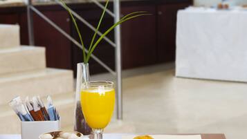 بوفيه فطور يوميًا بتكلفة قدرها (9 EUR للشخص)