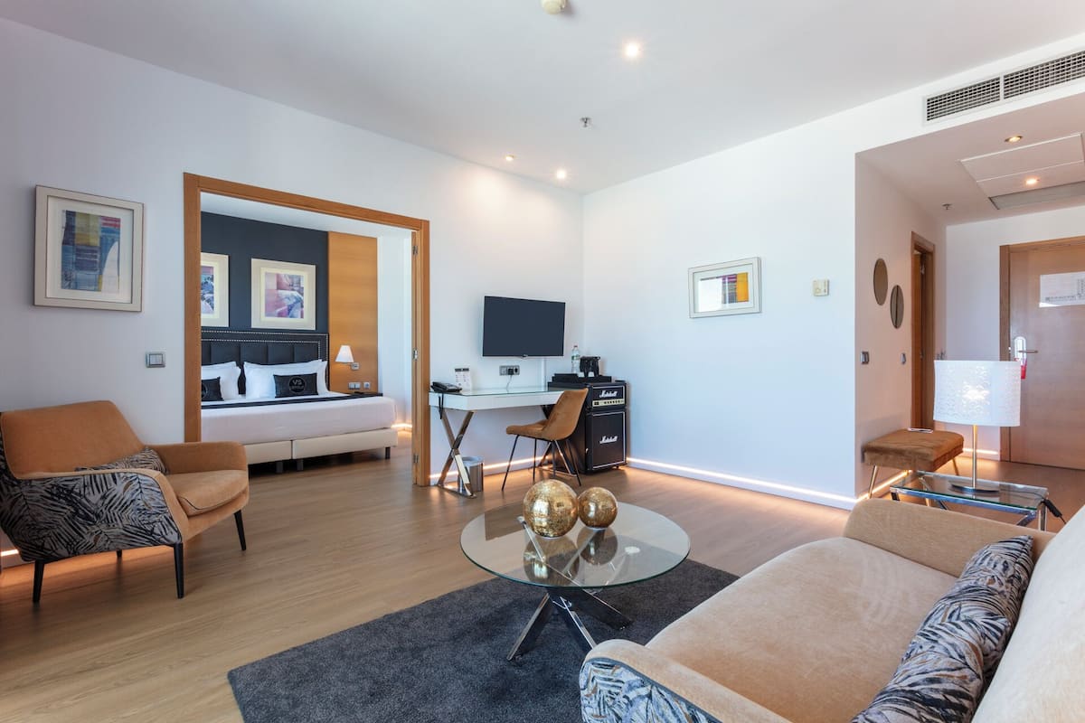 Chambre Junior, vue mer | Minibar, coffres-forts dans les chambres, bureau, chambres insonorisées