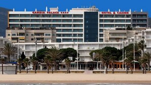 Un hotel amb diverses plantes, anomenat "GANDIA PALACE" i "HOTEL & CASINO".