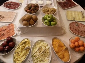 Free buffet breakfast on weekends