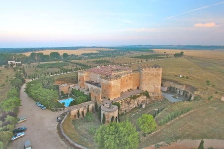 Vue aérienne. Posada Real Castillo del Buen Amor