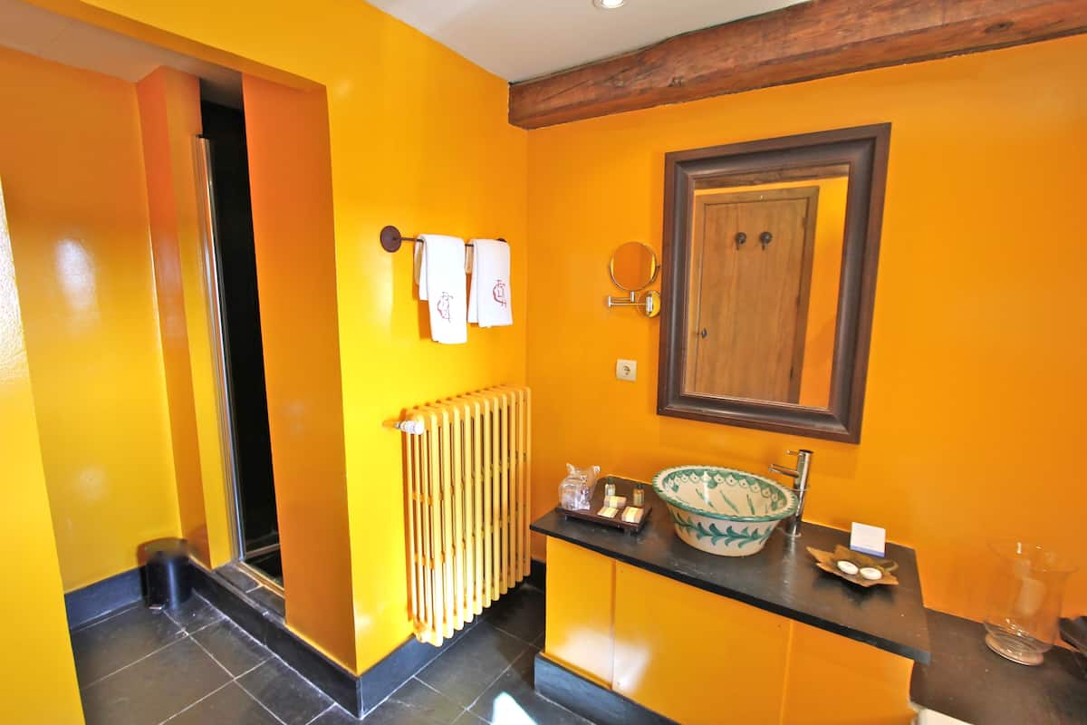 junior suite | bathroom | combined shower/bathtub, free toiletries, hair dryer, bidet