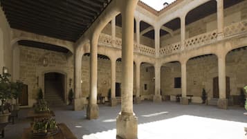 สนามรอบบริเวณ