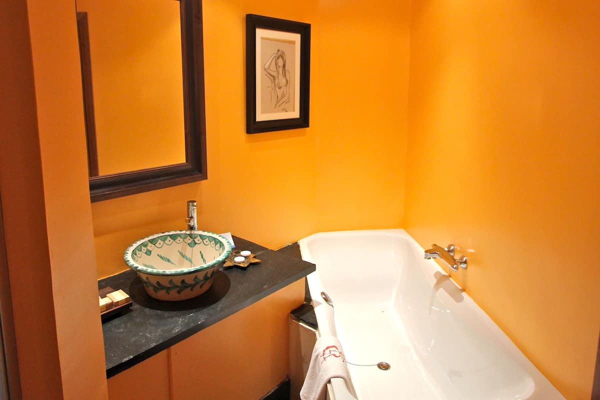 deluxe room | bathroom | combined shower/bathtub, free toiletries, hair dryer, bidet