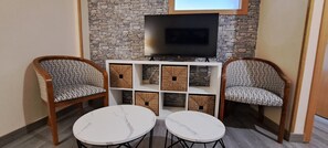 Minibar, escritorio, cortinas opacas y sistema de insonorización